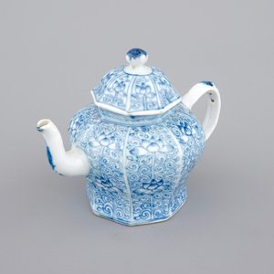 A Chinese blue and white porcelain teapot with cover, Kangxi, ca. 1700 — photo 1