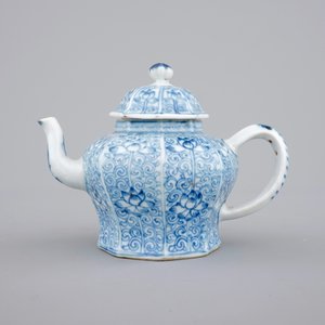 A Chinese blue and white porcelain teapot with cover, Kangxi, ca. 1700 — photo 2