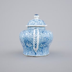 A Chinese blue and white porcelain teapot with cover, Kangxi, ca. 1700 — photo 3