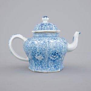 A Chinese blue and white porcelain teapot with cover, Kangxi, ca. 1700 — photo 4