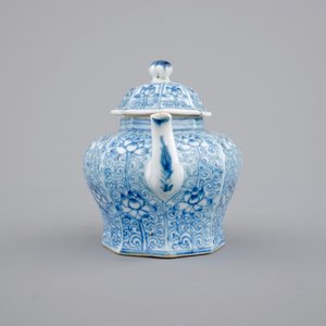 A Chinese blue and white porcelain teapot with cover, Kangxi, ca. 1700 — photo 5