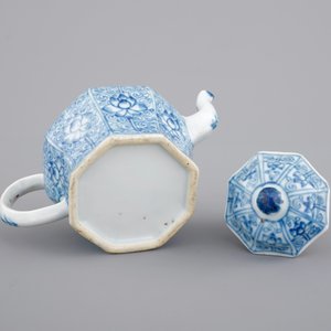 A Chinese blue and white porcelain teapot with cover, Kangxi, ca. 1700 — photo 7