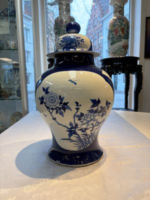 A Chinese blue and white powder-blue-ground 'He Xiangu 何仙姑' vase and cover, 19th C. — photo 1