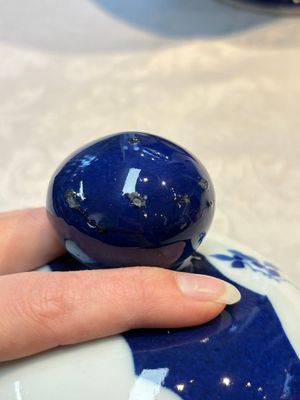 A Chinese blue and white powder-blue-ground 'He Xiangu 何仙姑' vase and cover, 19th C. — photo 15