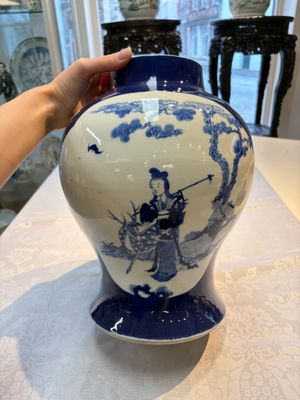 A Chinese blue and white powder-blue-ground 'He Xiangu 何仙姑' vase and cover, 19th C. — photo 2