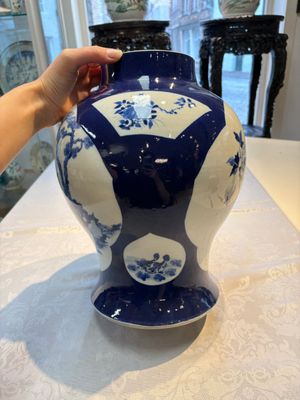A Chinese blue and white powder-blue-ground 'He Xiangu 何仙姑' vase and cover, 19th C. — photo 3