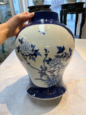 A Chinese blue and white powder-blue-ground 'He Xiangu 何仙姑' vase and cover, 19th C. — photo 4