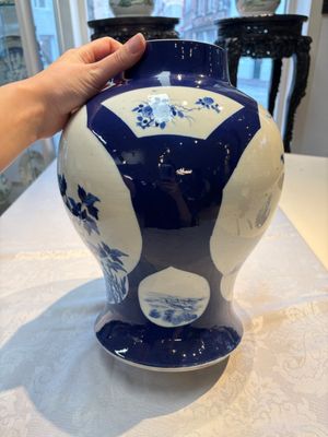 A Chinese blue and white powder-blue-ground 'He Xiangu 何仙姑' vase and cover, 19th C. — photo 5