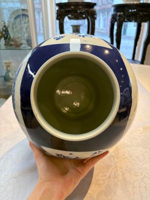 A Chinese blue and white powder-blue-ground 'He Xiangu 何仙姑' vase and cover, 19th C. — photo 6