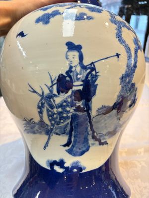 A Chinese blue and white powder-blue-ground 'He Xiangu 何仙姑' vase and cover, 19th C. — photo 8