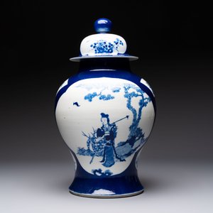 A Chinese blue and white powder-blue-ground 'He Xiangu 何仙姑' vase and cover, 19th C. — photo 2