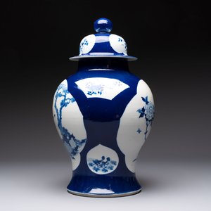 A Chinese blue and white powder-blue-ground 'He Xiangu 何仙姑' vase and cover, 19th C. — photo 3
