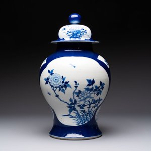 A Chinese blue and white powder-blue-ground 'He Xiangu 何仙姑' vase and cover, 19th C. — photo 4