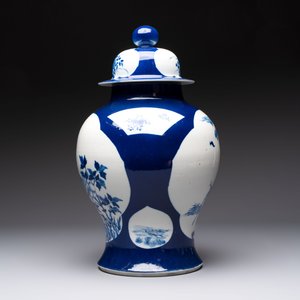 A Chinese blue and white powder-blue-ground 'He Xiangu 何仙姑' vase and cover, 19th C. — photo 5