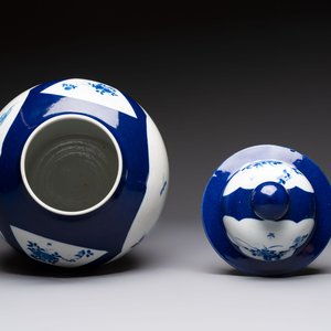 A Chinese blue and white powder-blue-ground 'He Xiangu 何仙姑' vase and cover, 19th C. — photo 6