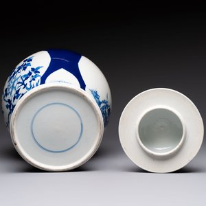 A Chinese blue and white powder-blue-ground 'He Xiangu 何仙姑' vase and cover, 19th C. — photo 7