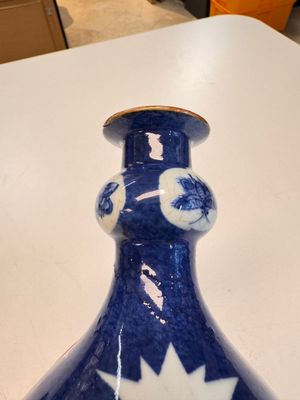 A Chinese blue and white powder-blue-ground hookah base, Kangxi — 照片 11