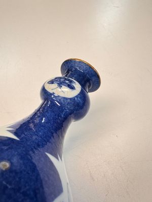 A Chinese blue and white powder-blue-ground hookah base, Kangxi — 照片 14