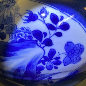 A Chinese blue and white powder blue-ground vase, Kangxi — 照片 14