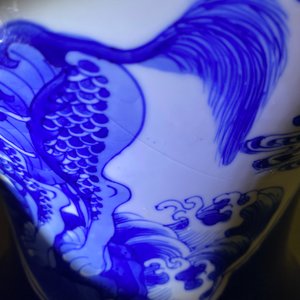A Chinese blue and white powder blue-ground vase, Kangxi — 照片 12