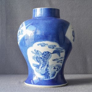 A Chinese blue and white powder blue-ground vase, Kangxi — 照片 18