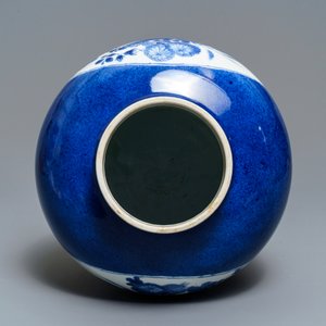 A Chinese blue and white powder blue-ground vase, Kangxi — 照片 5