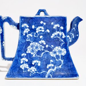 A Chinese blue and white "prunus and ice" teapot and cover, Kangxi mark, 19th C. — 照片 4