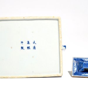 A Chinese blue and white "prunus and ice" teapot and cover, Kangxi mark, 19th C. — 照片 6