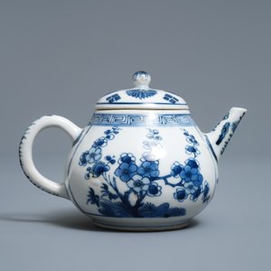A Chinese blue and white 'prunus blossom' teapot, Kangxi — 照片 2