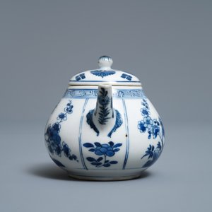 A Chinese blue and white 'prunus blossom' teapot, Kangxi — 照片 3