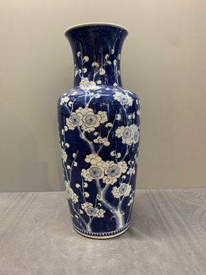 A Chinese blue and white 'prunus on breaking ice' vase, 19th C. — photo 1