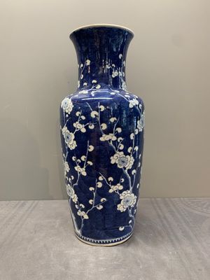 A Chinese blue and white 'prunus on breaking ice' vase, 19th C. — photo 4