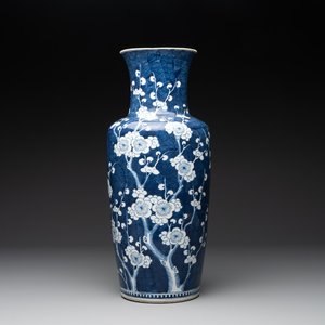 A Chinese blue and white 'prunus on breaking ice' vase, 19th C. — photo 1