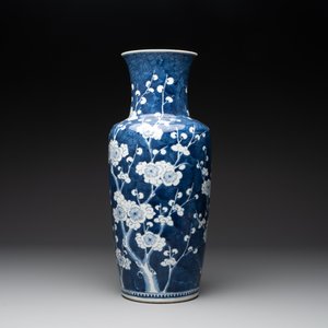 A Chinese blue and white 'prunus on breaking ice' vase, 19th C. — photo 3