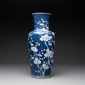 A Chinese blue and white 'prunus on breaking ice' vase, 19th C. — photo 4