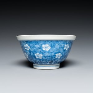 A Chinese blue and white 'prunus on cracked ice' bowl, Chenghua mark, Kangxi — photo 4
