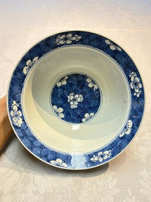 A Chinese blue and white 'Prunus on Cracked Ice' bowl, lingzhi mark, Kangxi — photo 5