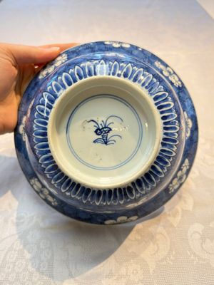 A Chinese blue and white 'Prunus on Cracked Ice' bowl, lingzhi mark, Kangxi — photo 7