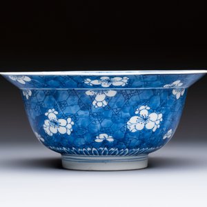 A Chinese blue and white 'Prunus on Cracked Ice' bowl, lingzhi mark, Kangxi — photo 4