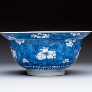 A Chinese blue and white 'Prunus on Cracked Ice' bowl, lingzhi mark, Kangxi — photo 5