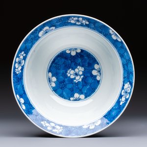 A Chinese blue and white 'Prunus on Cracked Ice' bowl, lingzhi mark, Kangxi — photo 6
