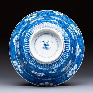 A Chinese blue and white 'Prunus on Cracked Ice' bowl, lingzhi mark, Kangxi — photo 7