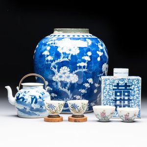 A Chinese blue and white 'prunus on cracked ice' jar, a tea caddy, a covered teapot, and four famille rose cups, 19th C. — foto 1