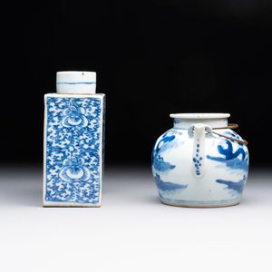 A Chinese blue and white 'prunus on cracked ice' jar, a tea caddy, a covered teapot, and four famille rose cups, 19th C. — foto 11