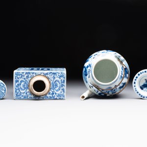 A Chinese blue and white 'prunus on cracked ice' jar, a tea caddy, a covered teapot, and four famille rose cups, 19th C. — foto 12