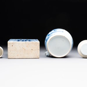 A Chinese blue and white 'prunus on cracked ice' jar, a tea caddy, a covered teapot, and four famille rose cups, 19th C. — foto 13