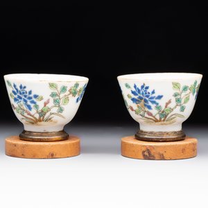 A Chinese blue and white 'prunus on cracked ice' jar, a tea caddy, a covered teapot, and four famille rose cups, 19th C. — foto 14