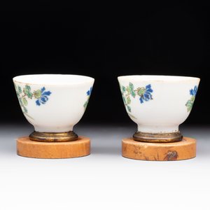A Chinese blue and white 'prunus on cracked ice' jar, a tea caddy, a covered teapot, and four famille rose cups, 19th C. — foto 15