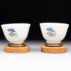 A Chinese blue and white 'prunus on cracked ice' jar, a tea caddy, a covered teapot, and four famille rose cups, 19th C. — foto 16