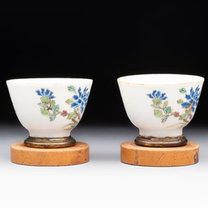 A Chinese blue and white 'prunus on cracked ice' jar, a tea caddy, a covered teapot, and four famille rose cups, 19th C. — foto 17